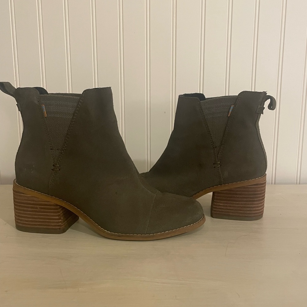 TOMS Chelsea Boots. size 7.5